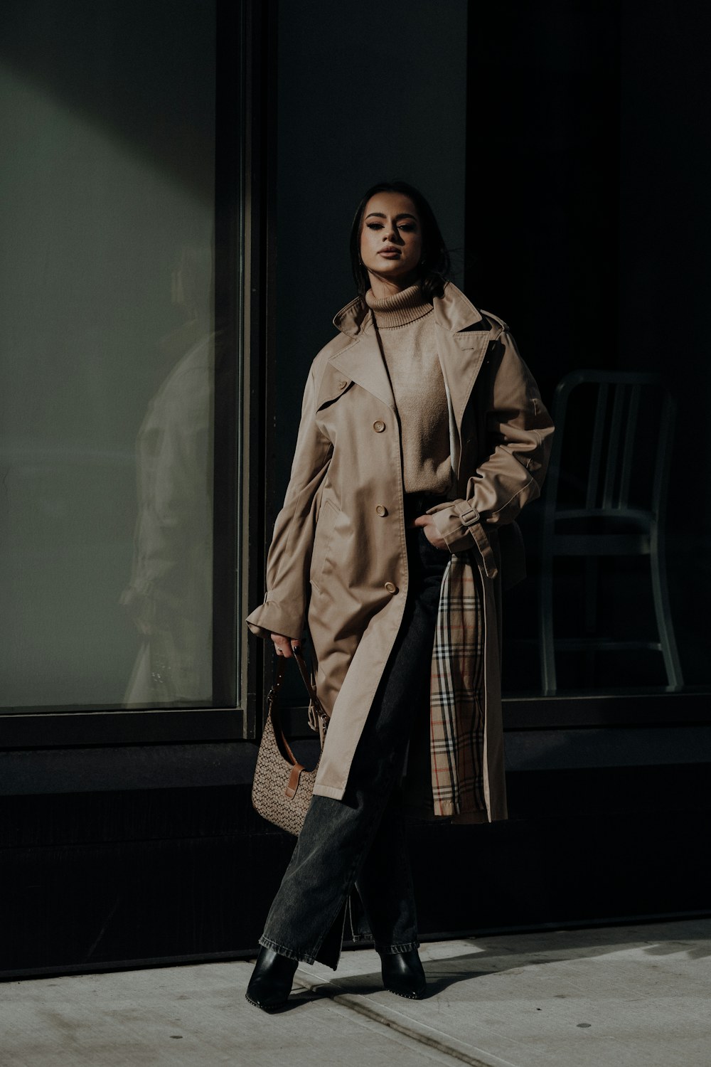 Mulher com trench coat em um look urbano